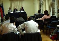 La Prof. Dorotea López dió la bienvenida a los alumnos en la inauguración del curso, en compañía del Jefe del Departamento OMC de DIRECON, Sr. Álvaro Espinoza y Josep Bosch, de la Secretaría de la OMC