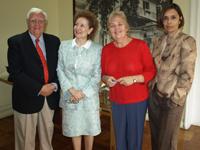 Los profesores Walter Sánchez, María Teresa Infante y Astrid Espaliat, junto a Coral Pey Grebe.