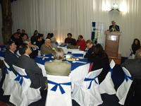 Profesor Alberto Van Klaveren da la bienvenida a los asistentes.
