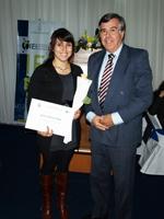 Cristina Gutiérrez recibe Beca José Garrido de manos del Director del IEI, profesor José Morandé L.