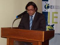 El profesor Gilberto Aranda se refirió al tema de política exterior y derechos humanos.