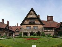 En el Palacio de Cecilienhof se llevó a cabo la Conferencia de Potsdam (1945), donde las potencias vencedoras aliadas de la guerra se reunieron para decidir el futuro de Alemania.