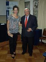 Andrea Neirot recibe título de manos del Director Adjunto del IEI, profesor Walter Sánchez.