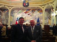 El Director del IEI, profesor José Morandé, felicita al recién galardonado profesor Sánchez.