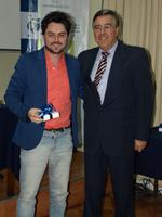 Fernando Lavaniegos recibe felicitaciones del Director del IEI, profesor José Morandé.