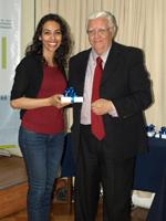 Rebeca López recibe recuerdo de manos del Director Adjunto del IEI, profesor Walter Sánchez.
