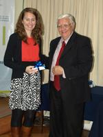 Kate Qualmann recibe felicitaciones del Director Adjunto del IEI, profesor Walter Sánchez.