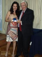 Pamela Rillón recibe recuerdo de manos del Director Adjunto del IEI, profesor Walter Sánchez.