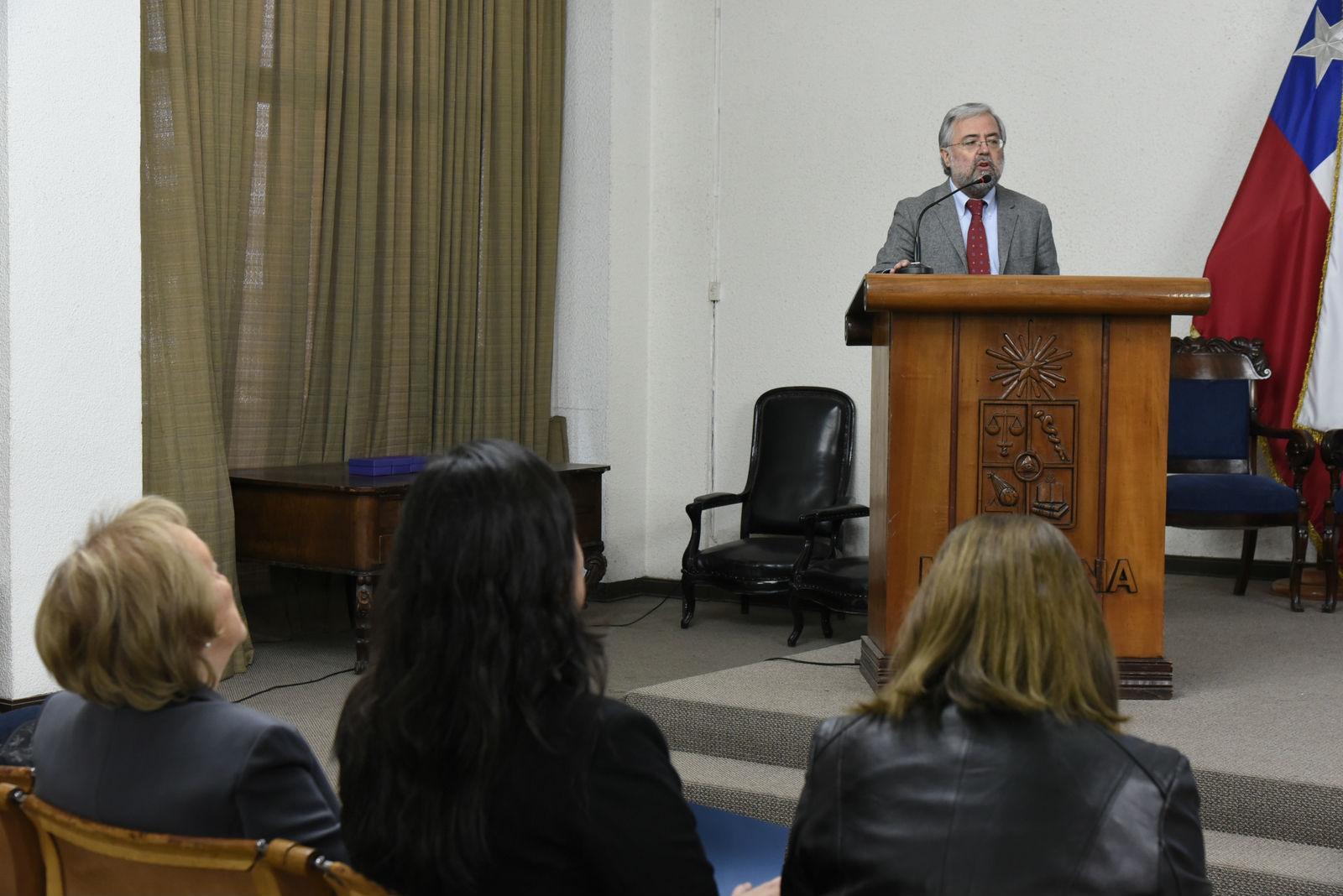 El doctor Kukuljan señaló que la educación interprofesional en salud es una tendencia que debe extenderse y profundizarse, con el fin de mejorar la atención a la población nacional