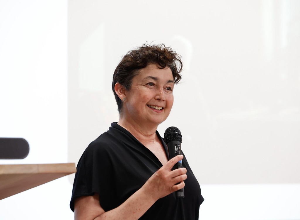 La actriz Paulina Urrutia, protagonista de la película "La memoria infinita" fue parte del encuentro como presentadora de sus asistentes.