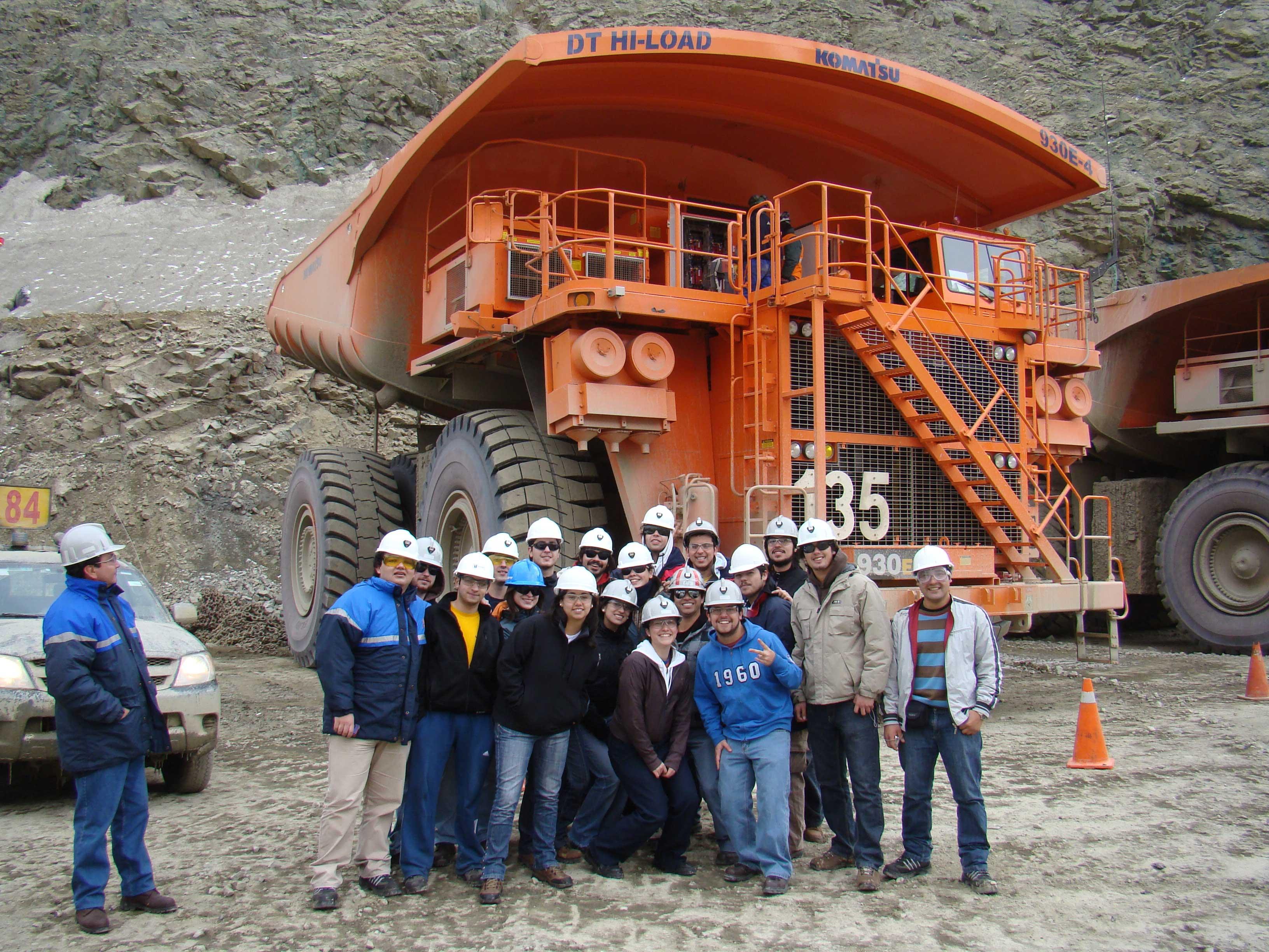 Estudiantes de Ingeniería de Minas en salida a terreno, Mina Andina.