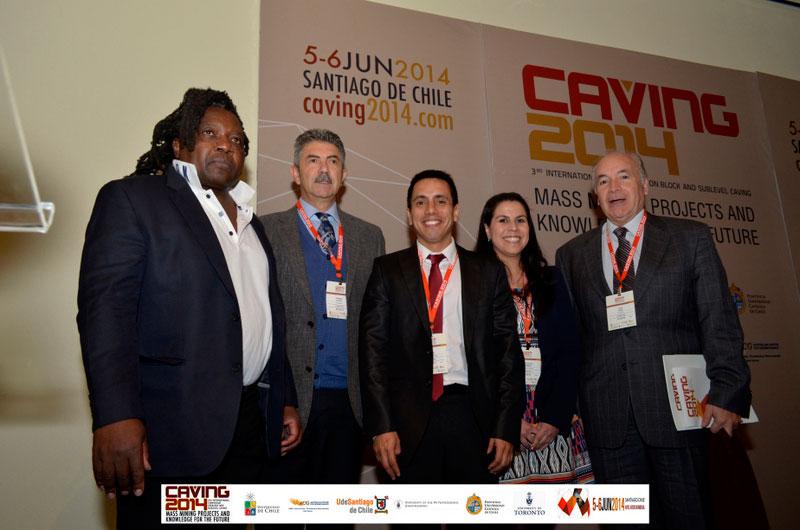 Congreso Caving 2014. Guideon Chitombo (Queensland U), Germán Flores (Codelco), Raúl Castro (UChile), María Elena Valencia (est. Doctorado Ing. Minas) y Fidel Báez (Consultor en Ing. Minas).