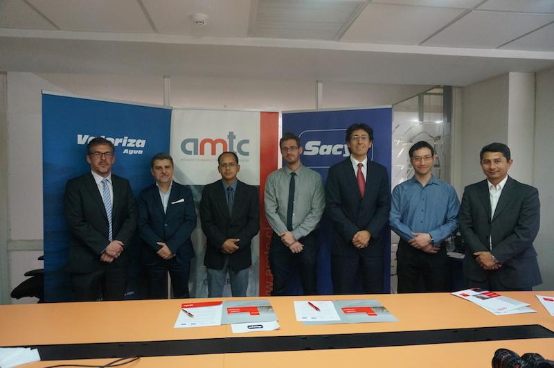 Representantes de la Universidad de Chile y de la empresa Sacyr durante la firma del acuerdo.