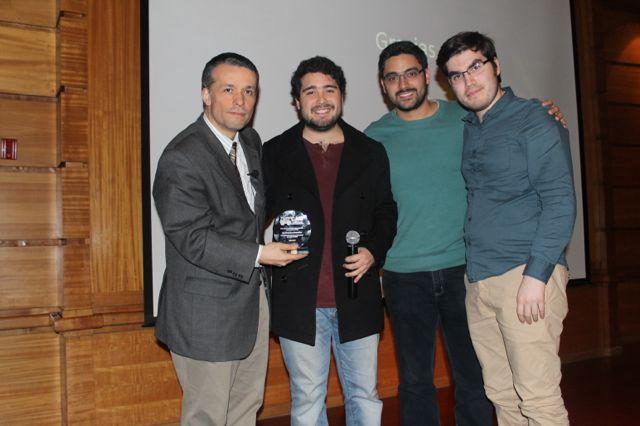 Óscar Landerretche recibe un reconocimiento de parte del CAM.