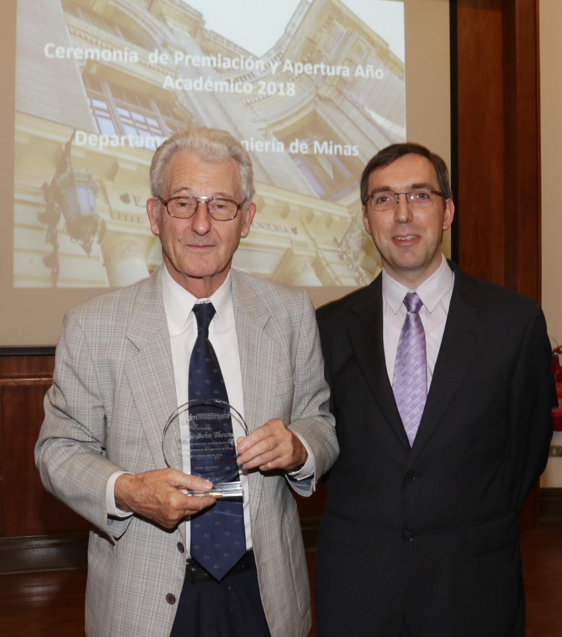 Académico Bruno Behn (izq.) junto al Director Xavier Emery.