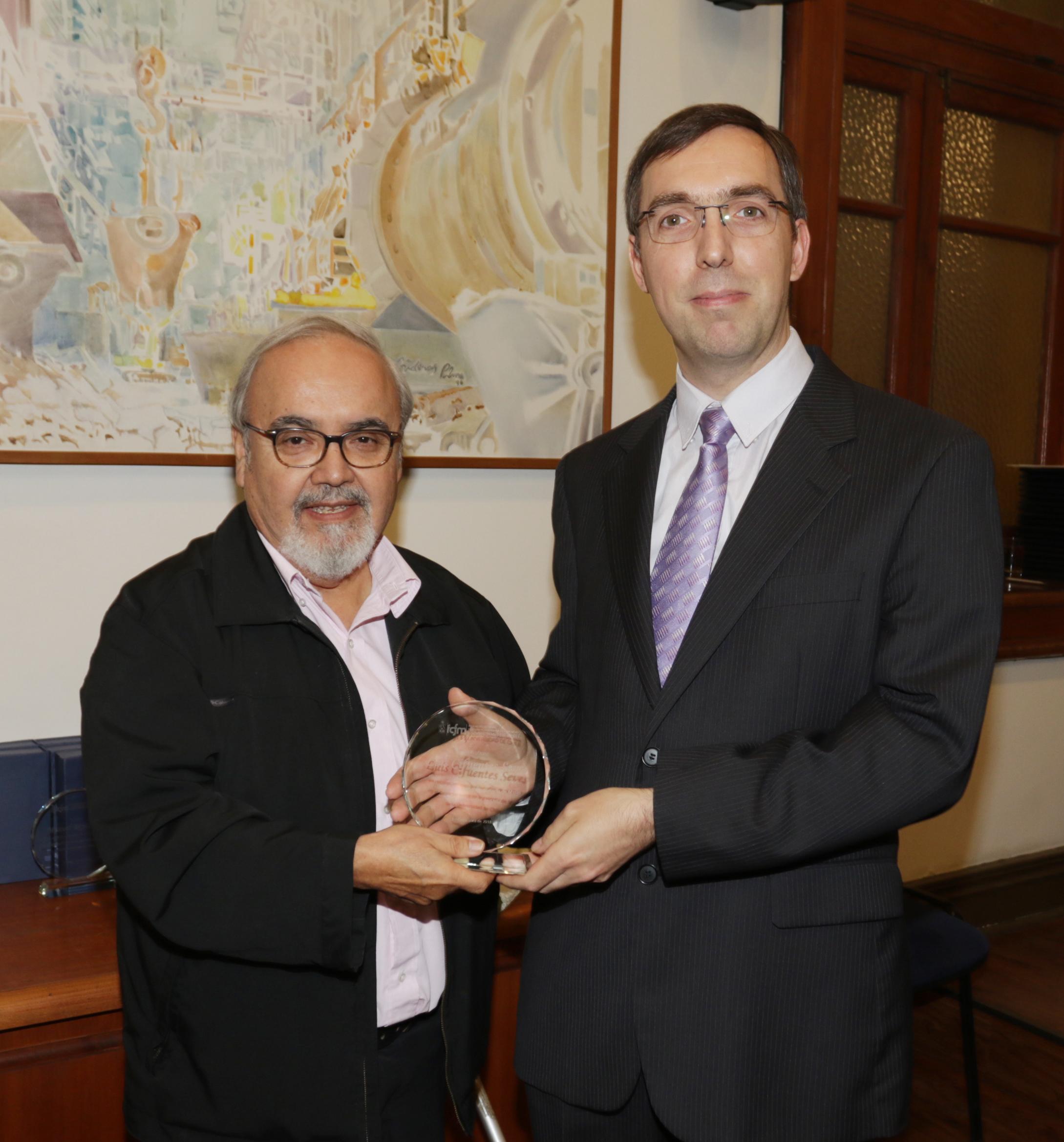 Prof. Luis Cifuentes (izq.) junto al Director Xavier Emery.