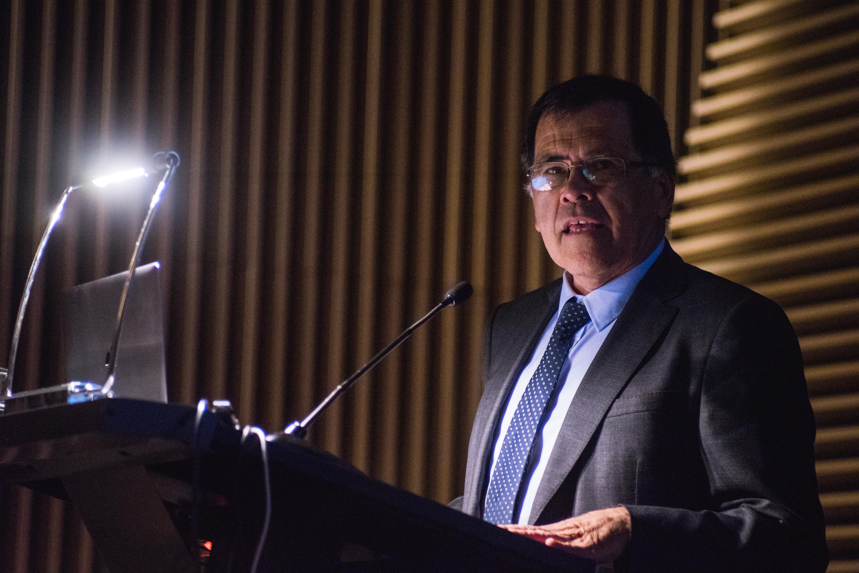 El Decano Patricio Aceituno.