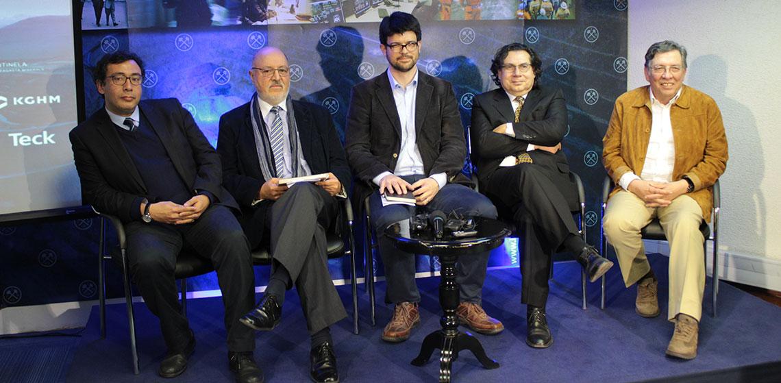 Los Directores de la carrera de Ingeniería Civil de Minas de diversas Universidades durante el Seminario del IIMCh.