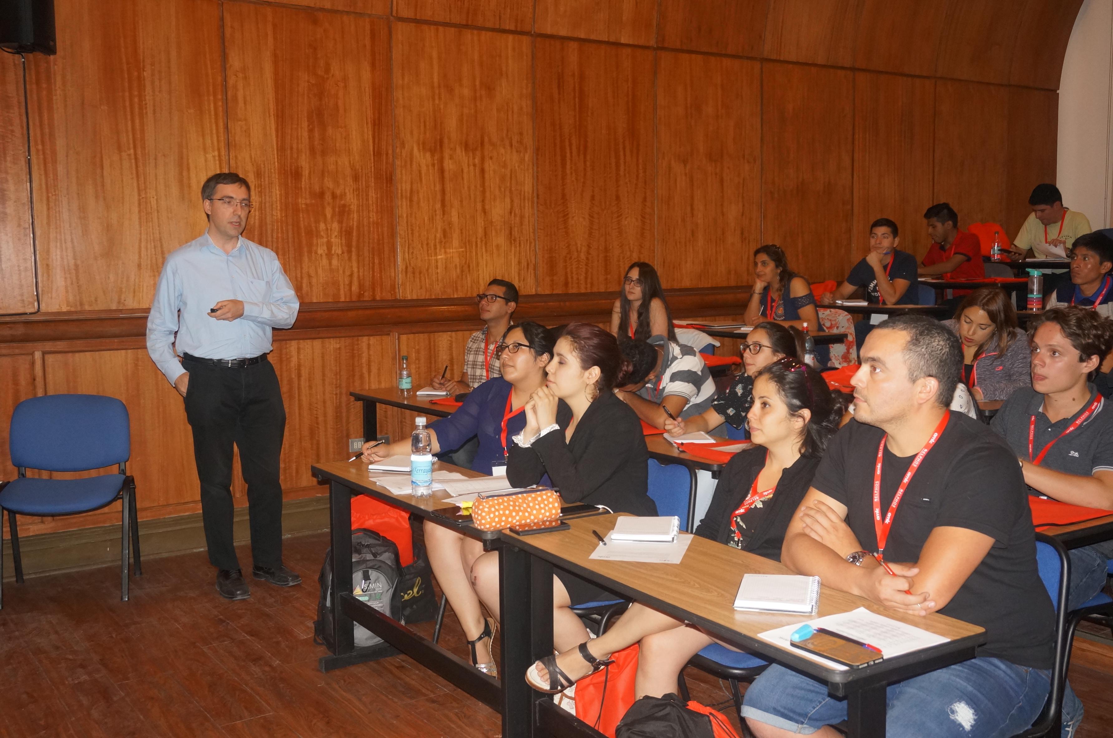 El Prof. Xavier Emery, durante las clases.