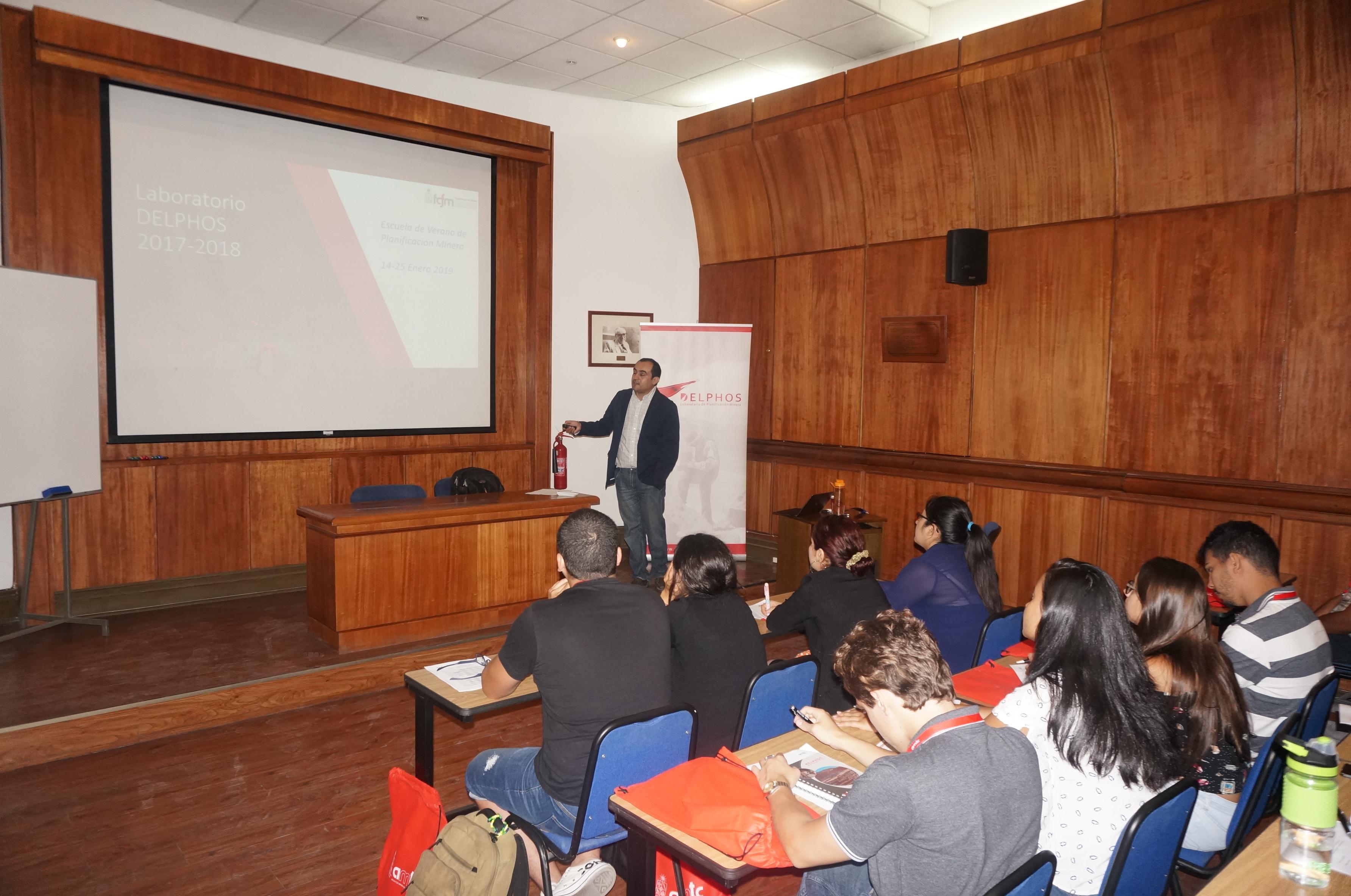 El Prof. Nelson Morales, director del Laboratorio DELPHOS.