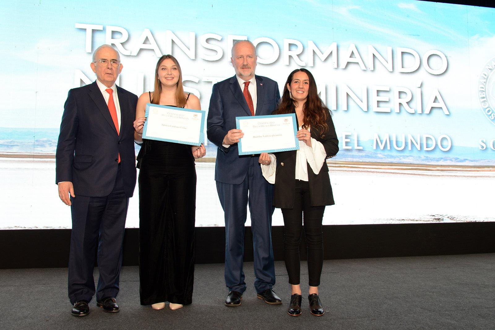 Las alumnas junto al presidente de la Sonami, Diego Hernández y el Ministro de Minería, Baldo Prokurica, durante la premiación.