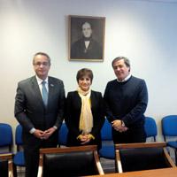 Sr. Rodrigo Otárola, Supervisor, y Sra. Inés González, Gerente de Marketing  Laboratorios Dentaid, junto a Decano de la Facultad de Odontología, Prof. Dr. Jorge Gamonal.