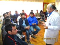 Dr. Alfredo Apip, académico de la Facultad de Odontología, durante la realización del Taller de salud Oral en el Centro de Detención de Talagante.