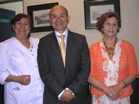 De izq. a der.: Dra. Gisela Zillmann, Directora de Asuntos Académicos; Dr. Eduardo Alcaíno; y Dra. Susana Encina, Directora de la Escuela de Pregrado.