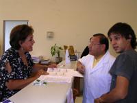 Francisco Urgarte Cisternas durante el proceso de Matrícula 2010, junto a su padre, el Dr. Pablo Ugarte, académico del Departamento de Cirugía y Traumatología Máxilo Facial de nuestra Facultad. 