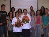 Los profesores del Curso Bicentenario, junto a sus profesoras, en el cierre de la actividad.