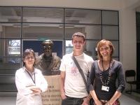 Directora de Extensión, Prof. Marta Gajardo; alumno de Colombia, Andrés González; y Directora de Comunicaciones, Cecilia Espinosa 