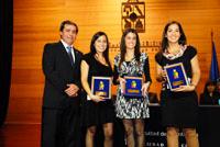 Decano Jorge Gamonal junto a las egresadas distinguidas por su excelencia académica: Matilde Graciela Jacard, Josefina Prieto y María Joséfina Vargas