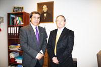 Sr. José Luis Mendez, representante de Oral B,  junto al Decano Jorge Gamonal