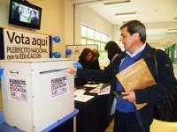 Decano Jorge Gamonal votó en las primeras horas de esta mañana