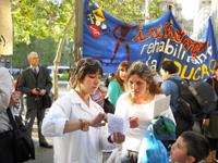 Los alumnos de Odontología realizaron orinetación en Salud Oral a los transeúntes del centro de Santiago