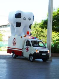 Una súper muela busca a un cepillo gigante que le ayude a recuperar la salud dental, la historia tendrá un descenlace en la Fiesta del Cepillo de Dientes