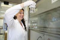 Prof. Lozano durante su jornada de trabajo en el Laboratorio de Bioquímica Oral