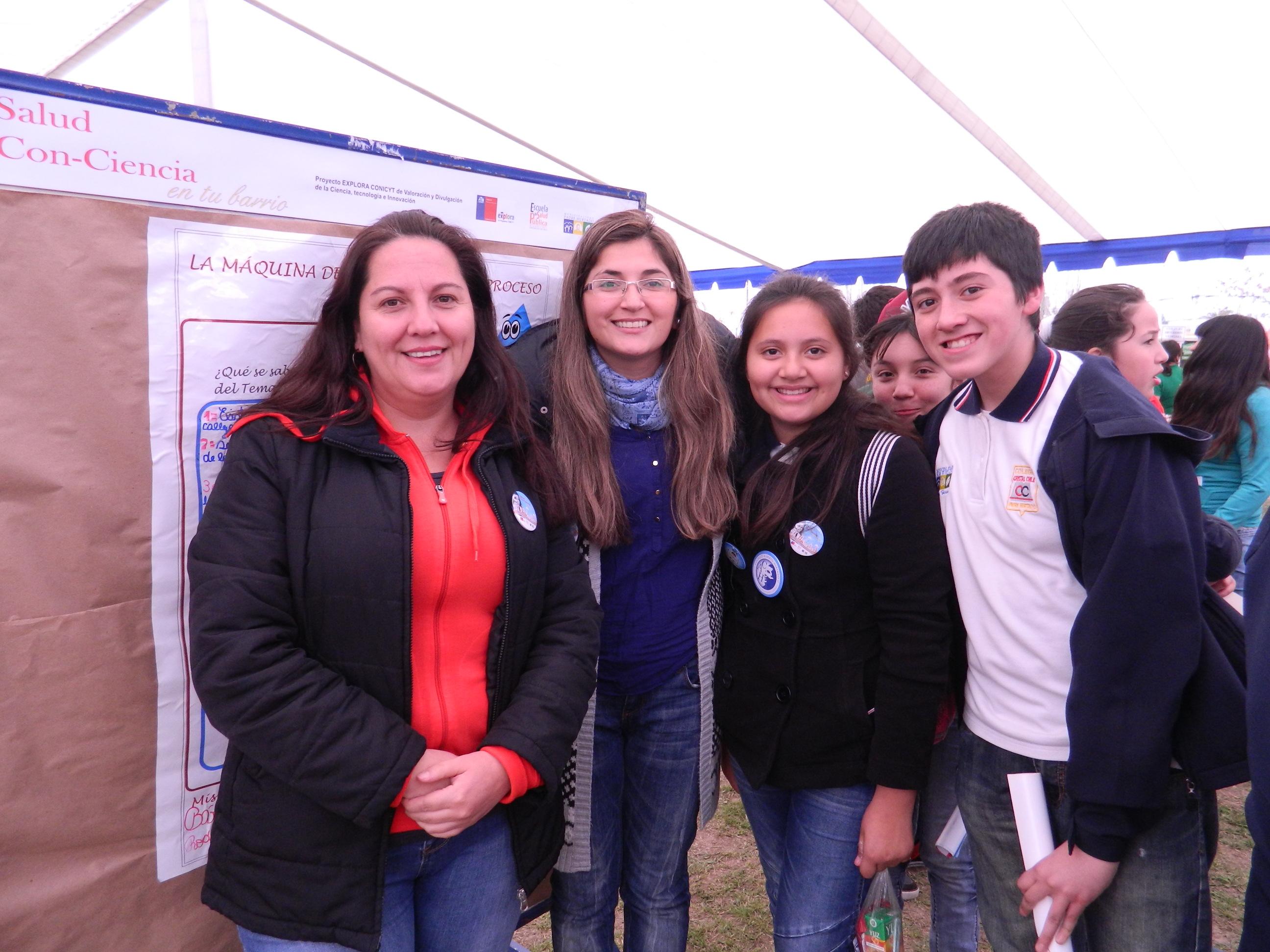 Profesoras y alumnos presentando sus proyectos de investigación