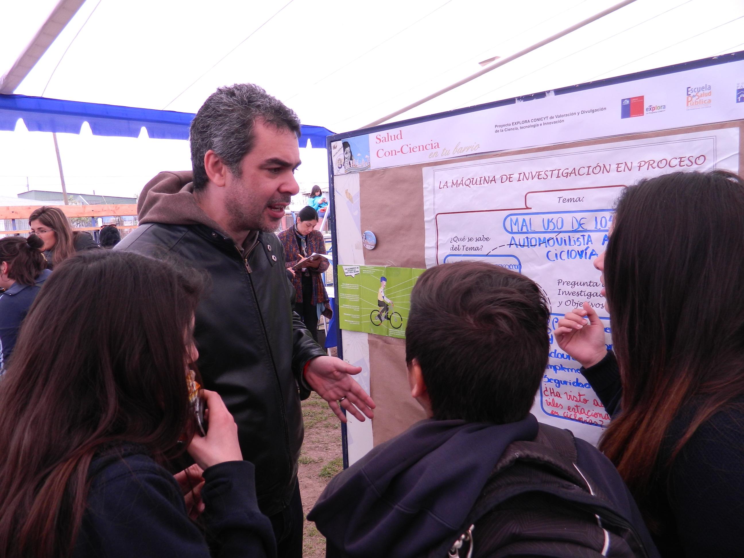 Dr. Pablo Ruíz junto a un grupo de alumnos