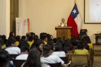 Directora del proyecto, Dra. Soledad Burgos, dando la bienvenida a los alumnos.