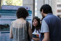 Una de las alumnas presentando su póster a dos académicos ESP.