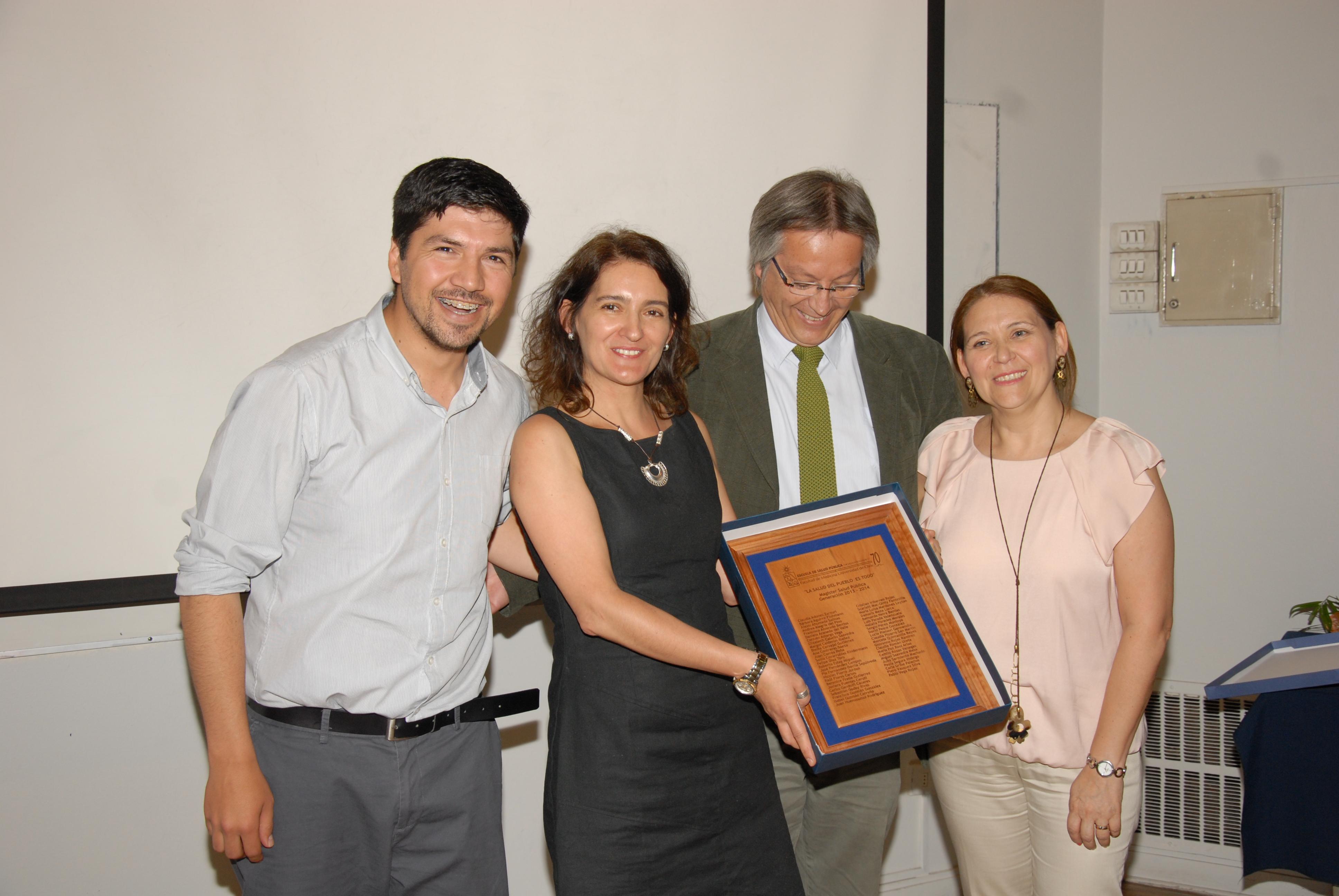 Los alumnos hicieron entrega de un galvano con sus nombres al director y coordinadora del magíster.