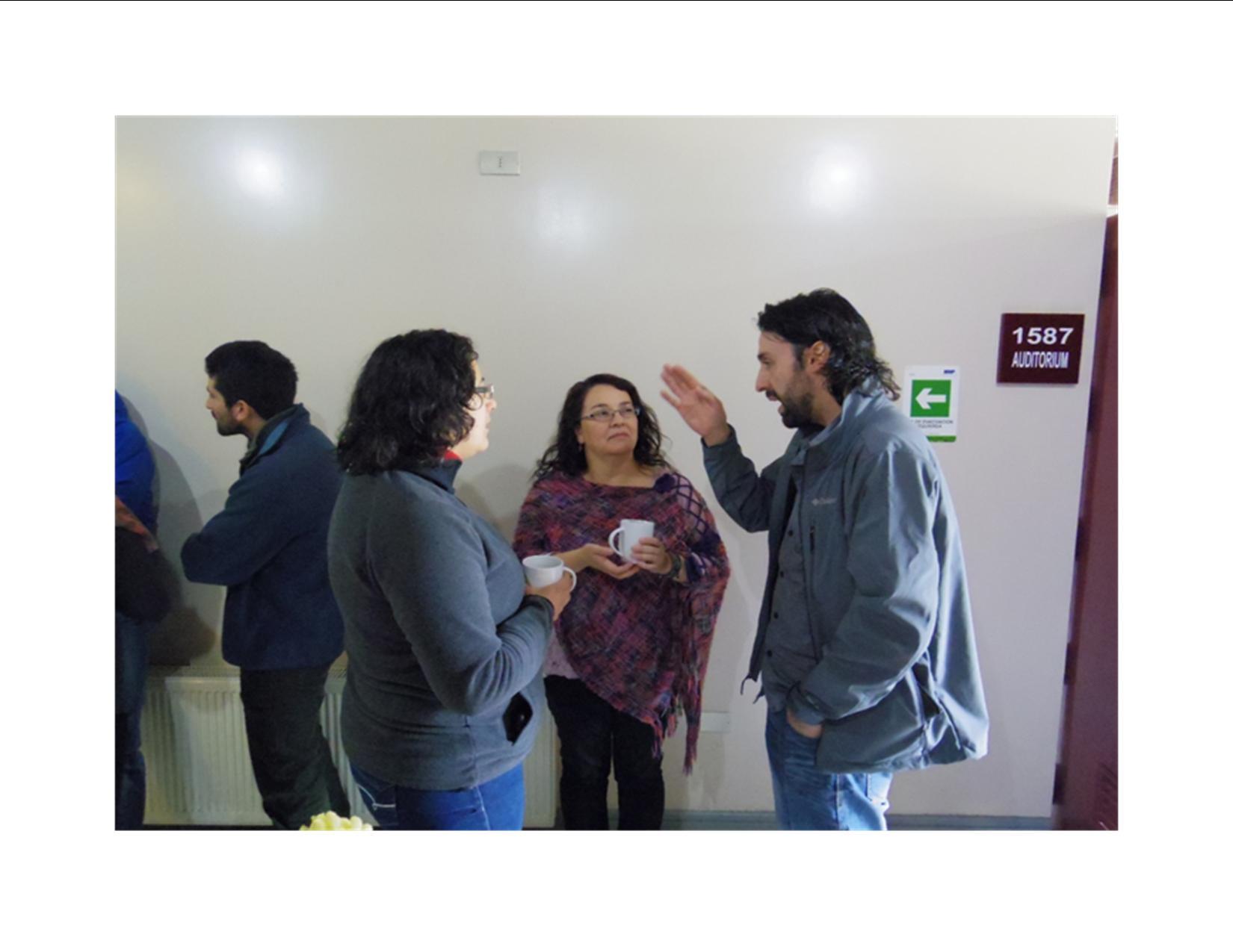 Discusión de los participantes durante el café.