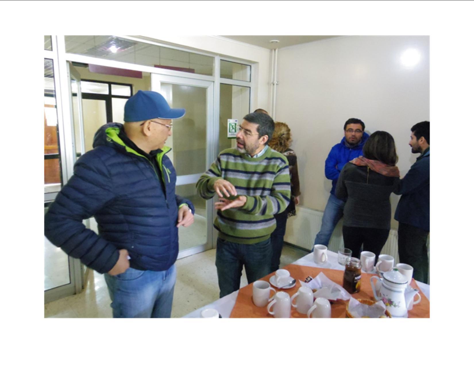 Discusión de los participantes durante el café.