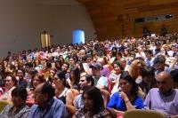 El Aula Magna de la Facultad de Medicina de la UCh se llenó de espectadores.