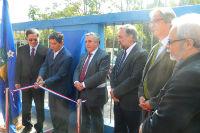 Autoridades en el corte de cinta.