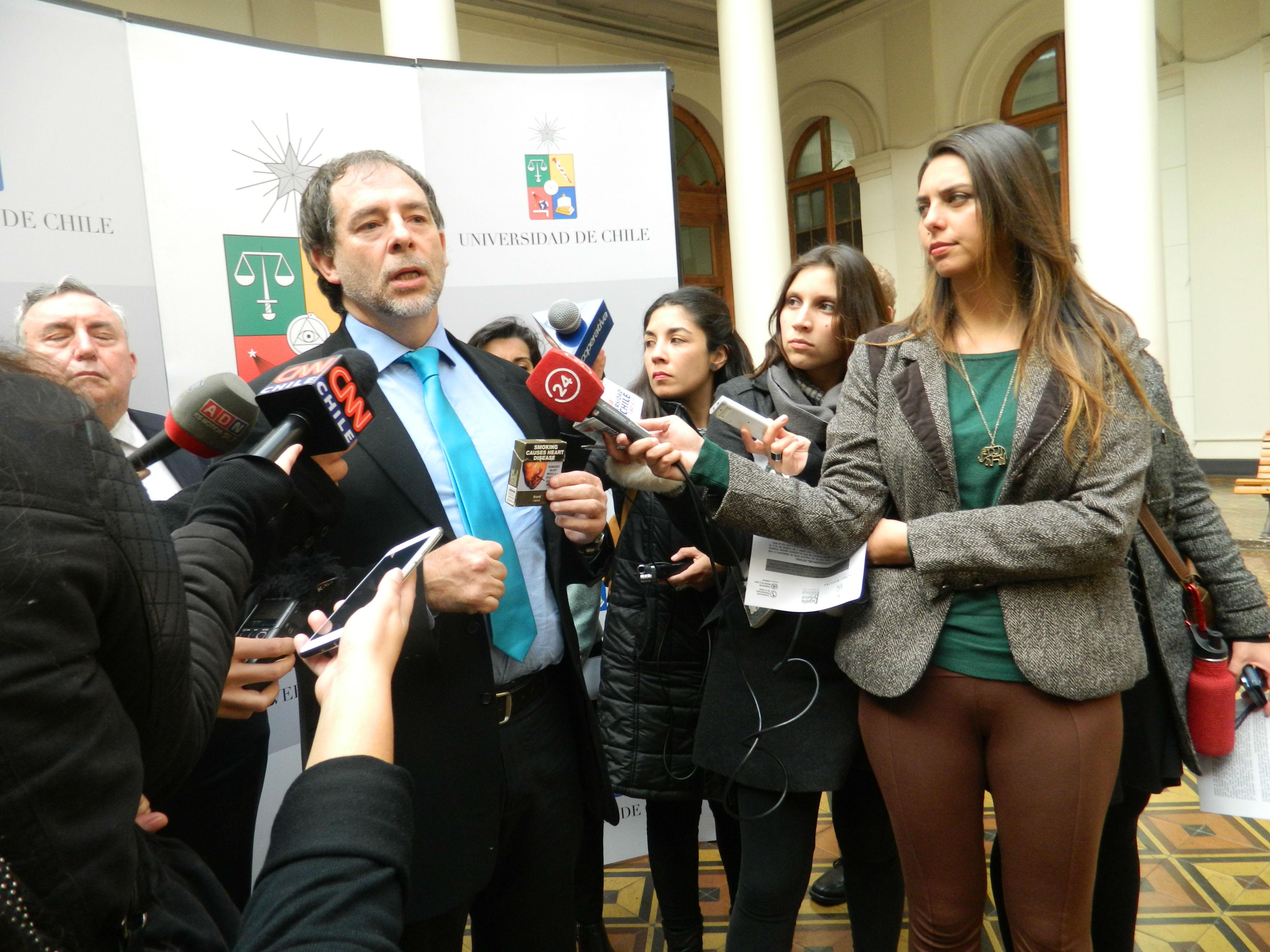 Senador Girardi en punto de prensa.