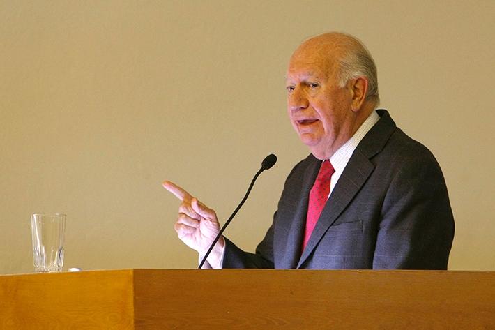  El ex presidente Ricardo Lagos valoró esta iniciativa que mira las proyecciones de la salud de los chilenos, considerando los cambios demográficos y epidemiológicos.