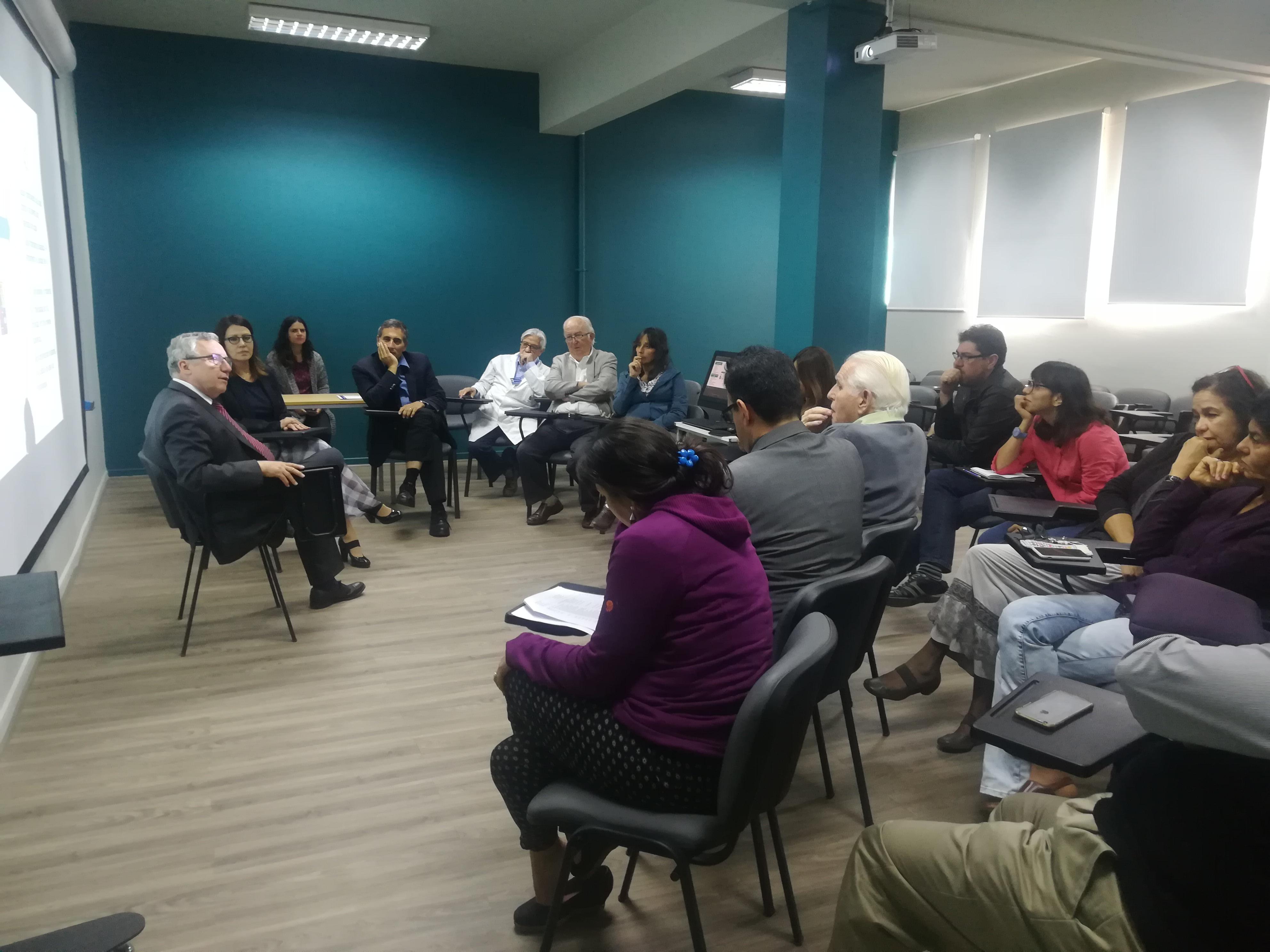 Rector Ennio Vilvaldi, junto a comunidad de académicos.