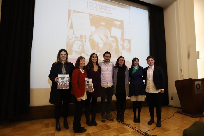 Presidenta del Colegio Médico de Chile, Dra. Izkia Siches; la Coordinadora de la Comisión de Género y Salud de Colmed, Dra. Francisca Crispi; la integrante del comité editor de la publicación, María P